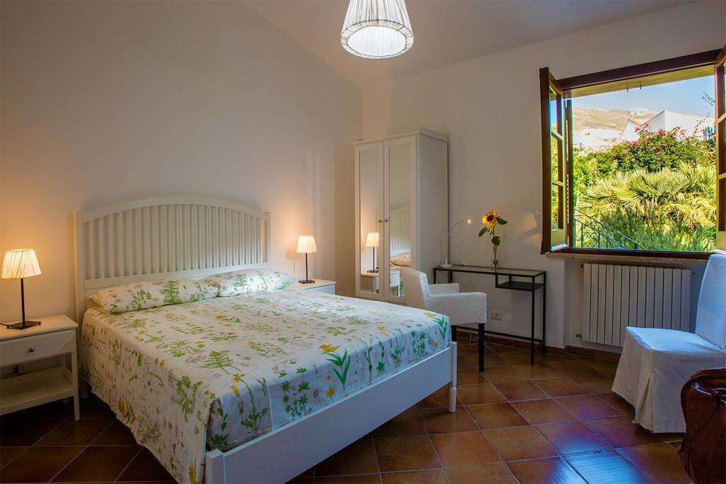 Poggio Di Mare Bed and Breakfast Castelluzzo Rum bild